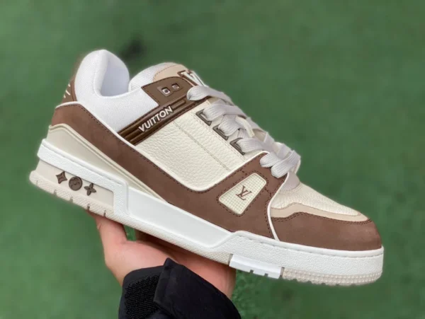 LV blanc marron mat version subversive de LoUIS VUTTON Trainer en cuir de veau bout rond à lacets plaque basse bleu et blanc