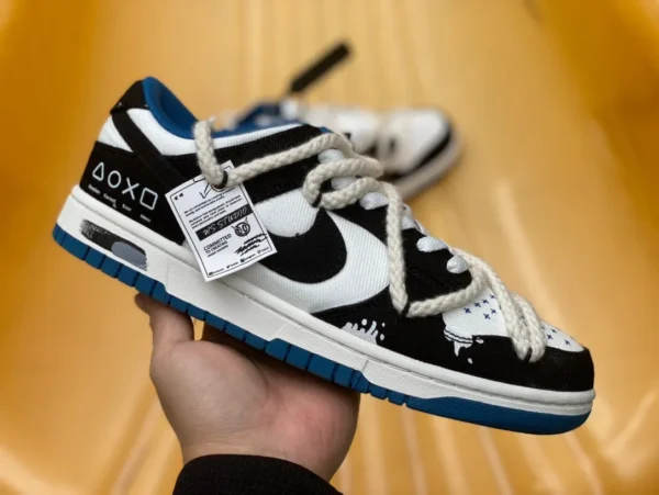 Dunk straps noir et blanc bleu denim Nike Dunk Low Retro "Black" style déconstruit dark night messager lettre graffiti baskets basses DV0834-101