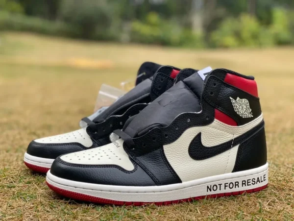 aj1 n'a pas le droit de revendre des AIR JORDAN 1 NoLs noires et rouges AJ1 n'a pas le droit de revendre ou de revendre 861428-106-107