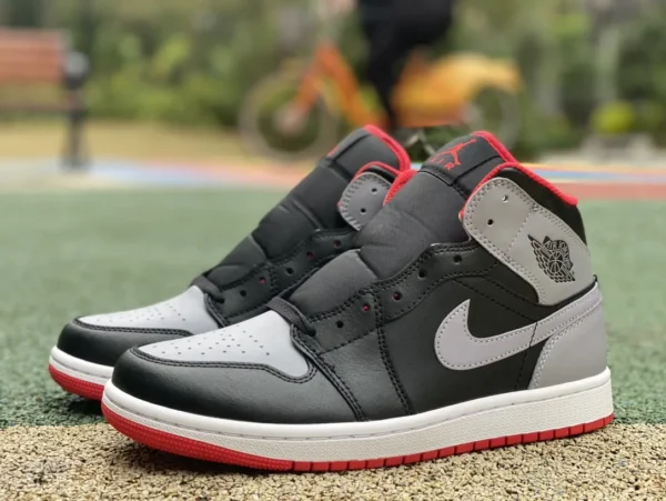 aj1Mid noir gris rouge pur original Air Jordan 1 Mid AJ1 gris noir mi-haut rétro chaussures de basket-ball DQ8426-006