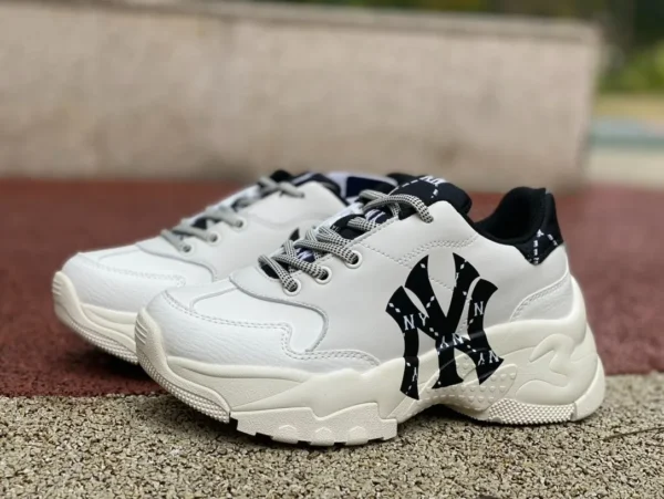 MLB Chaussures de papa blanches et noires G Pure Original MLB Big Ball Chunky Imprimé rétro Antidérapant Absorbant les chocs Chaussures de papa basses Style unisexe 3Ashcdm2n (c0001)