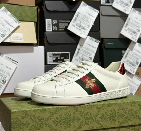 Gucci petite abeille chaussures blanches