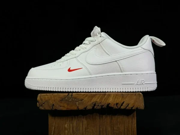 Air Force AF1 petit crochet blanc et rouge Nike AIR Force 1 Low Air Force One FZ7187-100