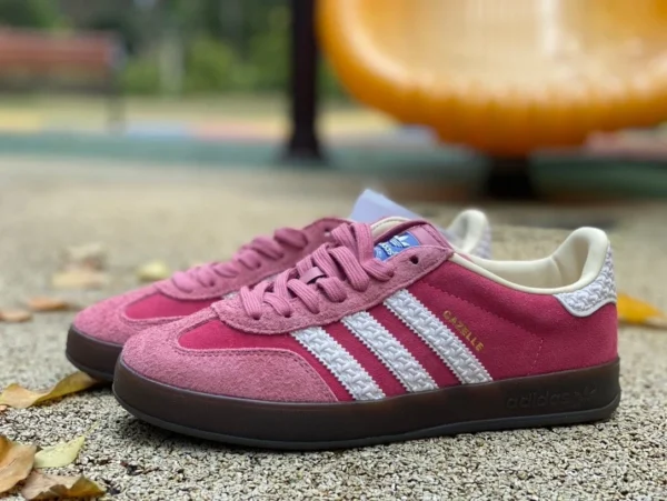 Baskets Adidas Gazelle rose Baskets Adidas Originals Gazelle mode ancienne IF1809