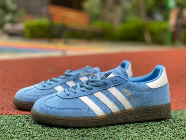 Adidas originals handball blanc et bleu Chaussures adidas originals handball bleu et marron avec semelle en caoutchouc BD7632