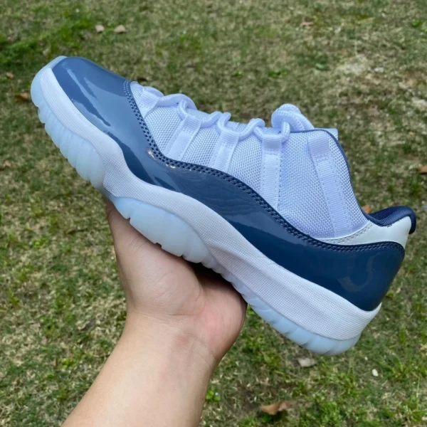 aj11 bleu nuit bas Air Jordan 11 Low « Midnight Navy » RETRO bas blanc et bleu FV5104-104