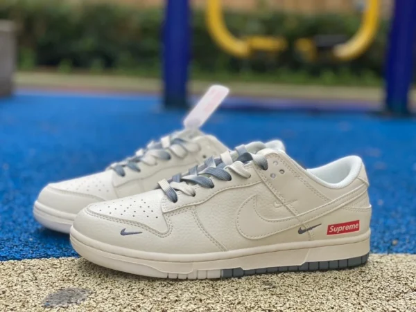 Dunk sup blanc cassé bleu Nike Dunk Low x Supreme BB8675-105