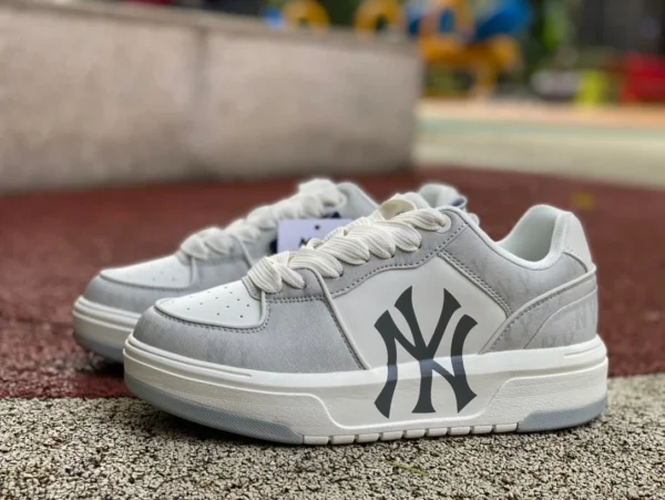 MLB blanc et gris MLB 24SS New York Yankees rétro presbytie baskets basses confortables à semelles épaisses tendance pour hommes et femmes en gris