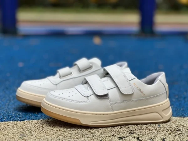 Acne Studios: Les baskets casual Acne Studios à scratch en caoutchouc brut blanc cassé pour femme