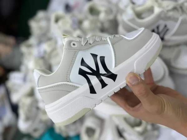 MLB NY MLB Chunky Liner New York Yankees baskets décontractées légères à semelle épaisse blanc cassé 3ASXCLB3N50SIS