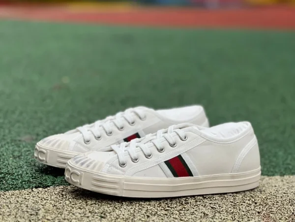 GUCCI Chaussures en toile Gucci blanc cassé